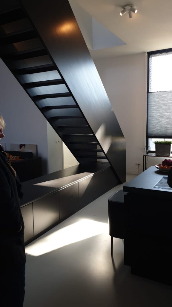 Zwart afgewerkte kozijnen binnenshuis 2